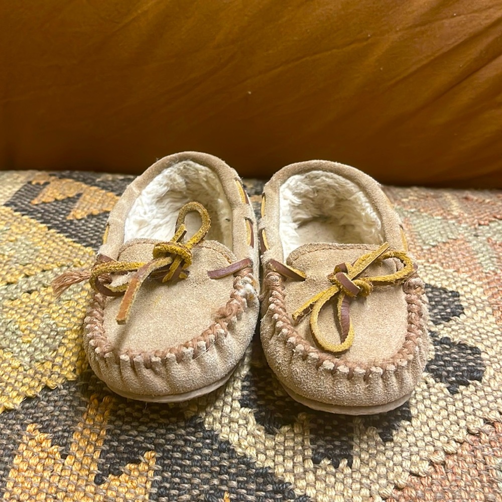 Kids Minnetonka slippers in toddler size 7